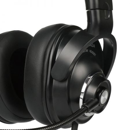 A 50mm driver over-ear headset equipped with memory foam provides a comfortable wearing experience.